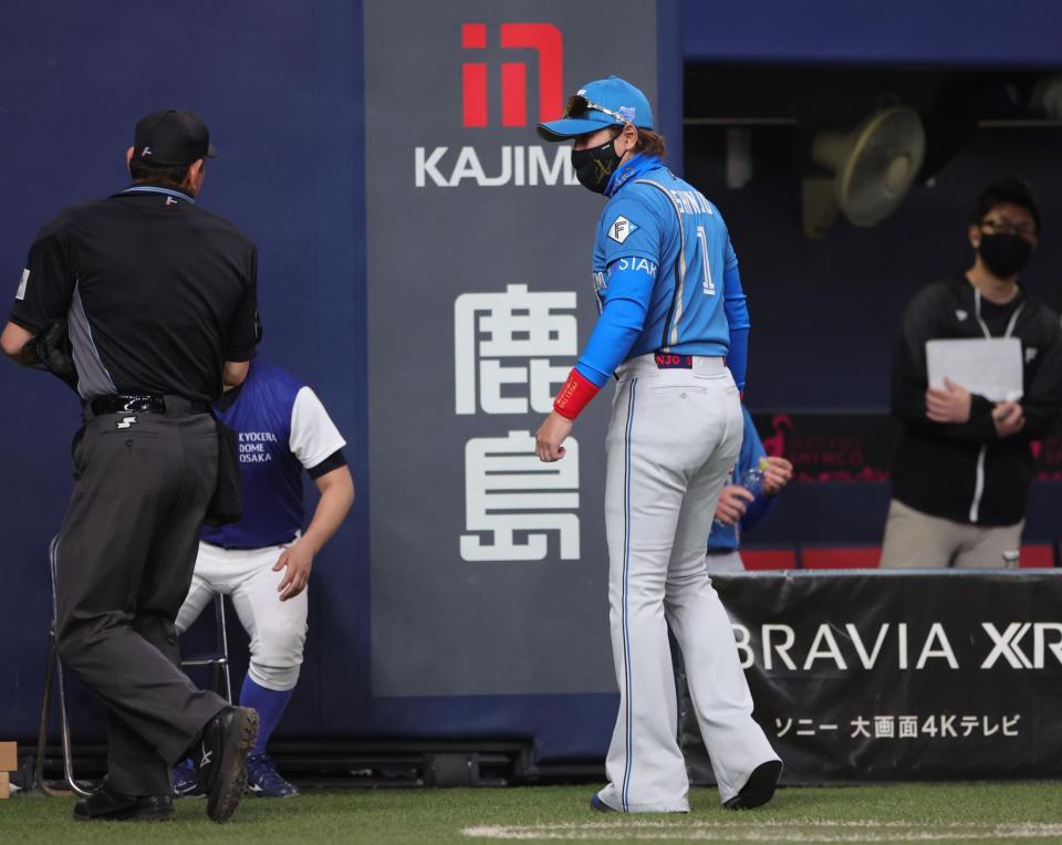 　６回、投手交代を告げる新庄監督（撮影・坂部計介）