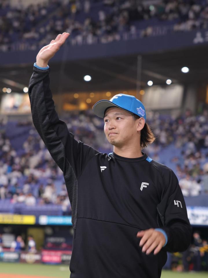 　ファンの声援に応える鈴木（撮影・坂部計介）