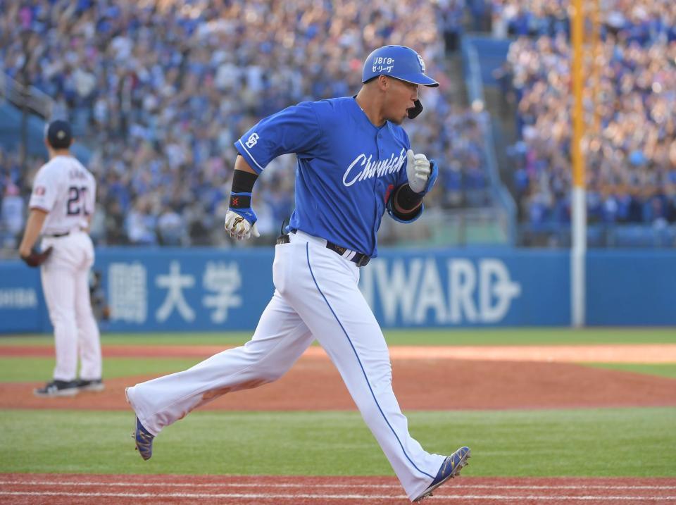 　８回、中田は木沢（左）から左越えに３号同点ソロを放つ（撮影・佐藤厚）