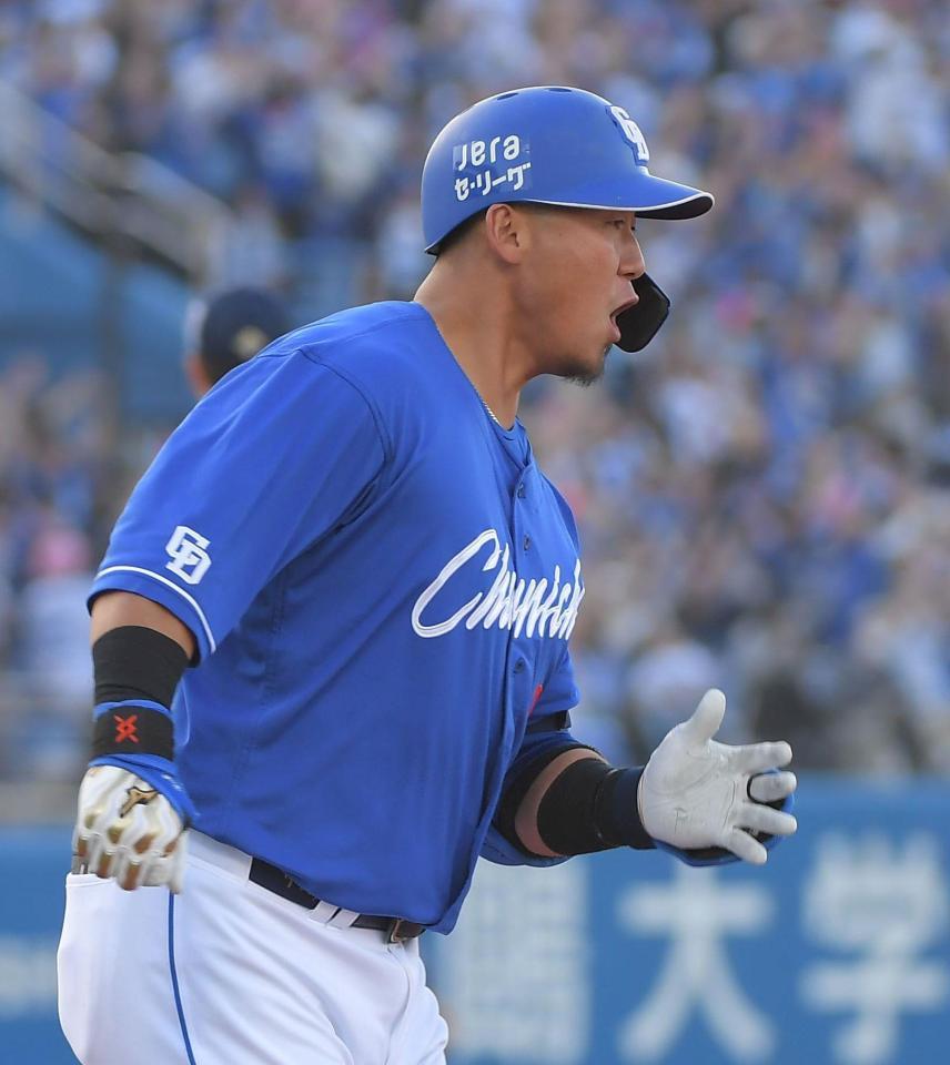 　８回、中田は木沢（左）から左越えに３号同点ソロを放つ（撮影・佐藤厚）