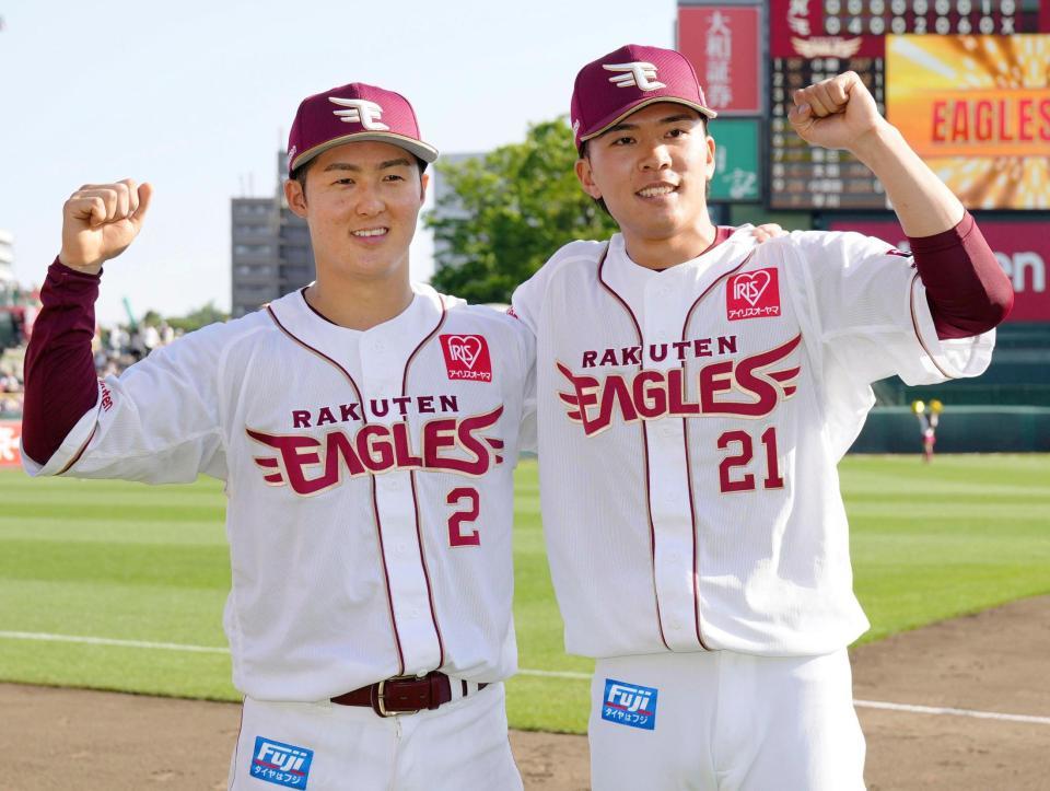 　ロッテに勝利し、ポーズをとる太田（左）と早川