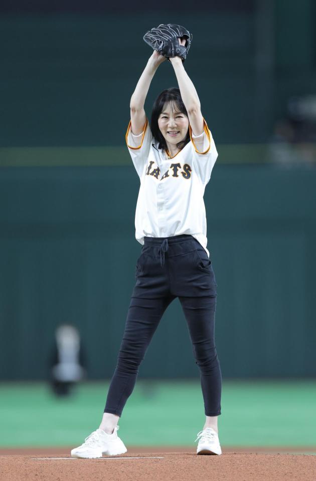 　ファーストピッチを行う長島三奈さん（撮影・西岡正）