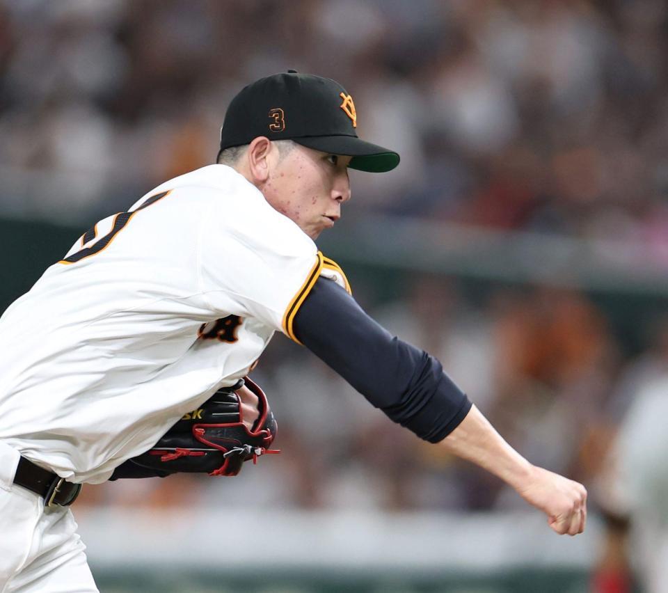 　力投する先発投手の戸郷（撮影・中田匡峻）