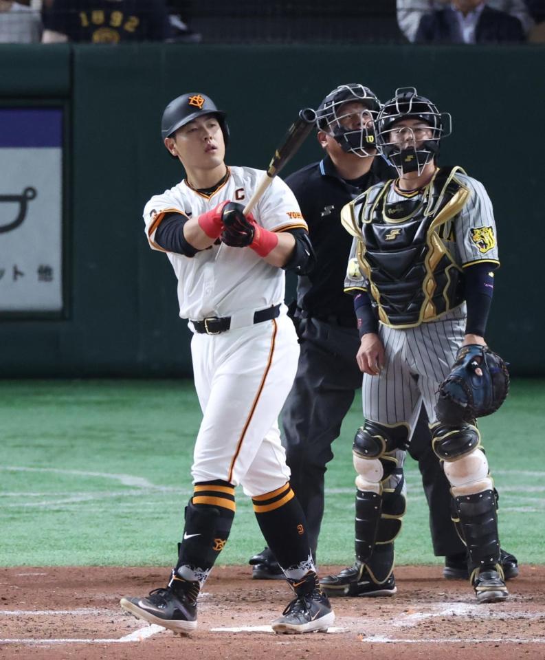 　２回、左越え２ランを放つ岡本和（撮影・金田祐二）