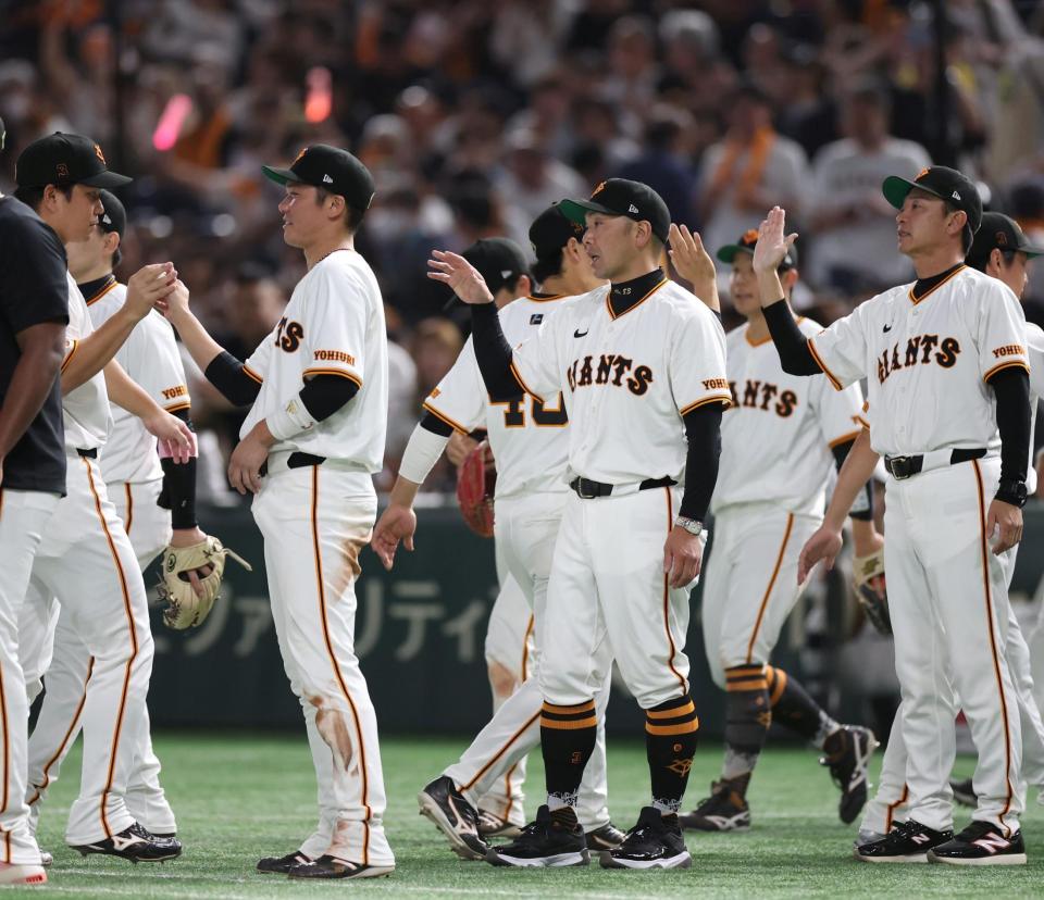 　阪神に勝利し、ナインを迎える阿部監督（中央）＝撮影・中田匡峻