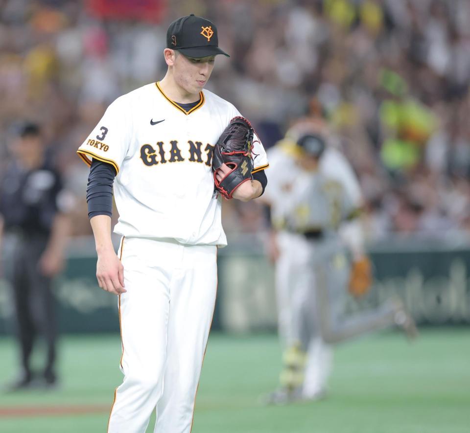 　６回、中野（右）にソロを浴びた戸郷（撮影・西岡正）