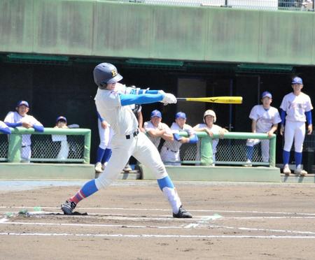 　６回に右中間三塁打を放つ花咲徳栄・石塚裕惺