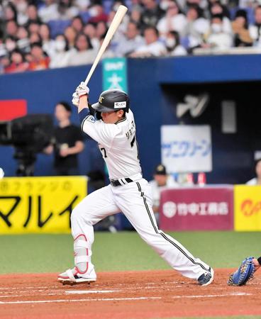 　３回、３点目となるタイムリーを放った西川（撮影・今井雅貴）　