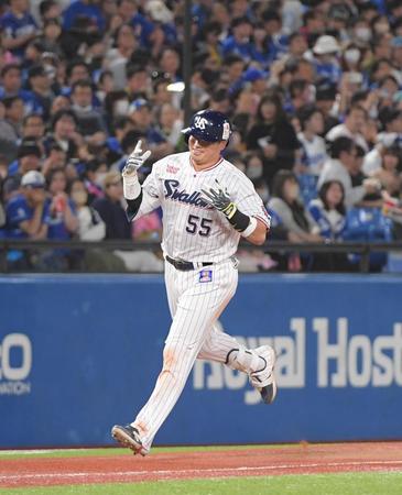 　６回、村上は右中間に通算１９９号となる２ランを放つ（撮影・佐藤厚）
