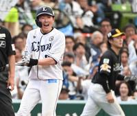 　７回、勝ち越し打を放ち、手をたたいて喜ぶ源田（撮影・棚橋慶太）