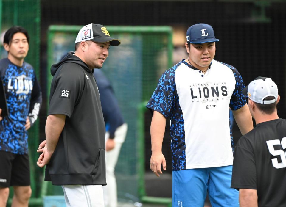 　西武・平良（右）らと話す山川（撮影・棚橋慶太）