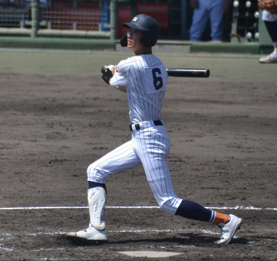 　鋭いスイングを見せる滋賀学園・岩井