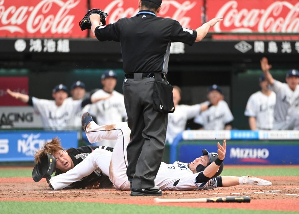　２回、長谷川の右前打で甲斐（右）のタッチを交わし本塁へ滑り込むもオーバーランした外崎は再び甲斐のタッチを交わし生還する（撮影・棚橋慶太）