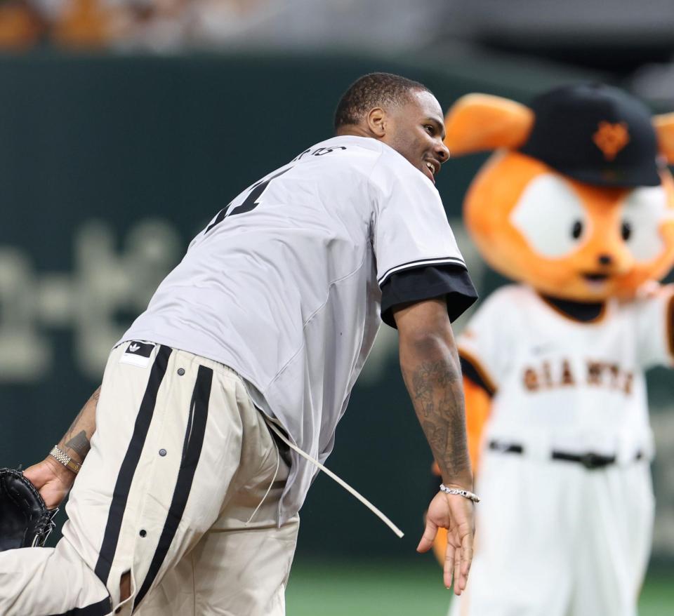 　ファーストピッチセレモニーを務めたマイカ・パーソンズ（撮影・中田匡峻）