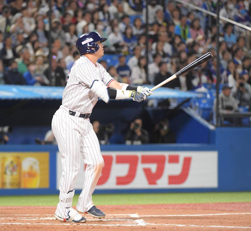 　６回、村上は右中間に通算１９９号となる２ランを放つ（撮影・佐藤厚）