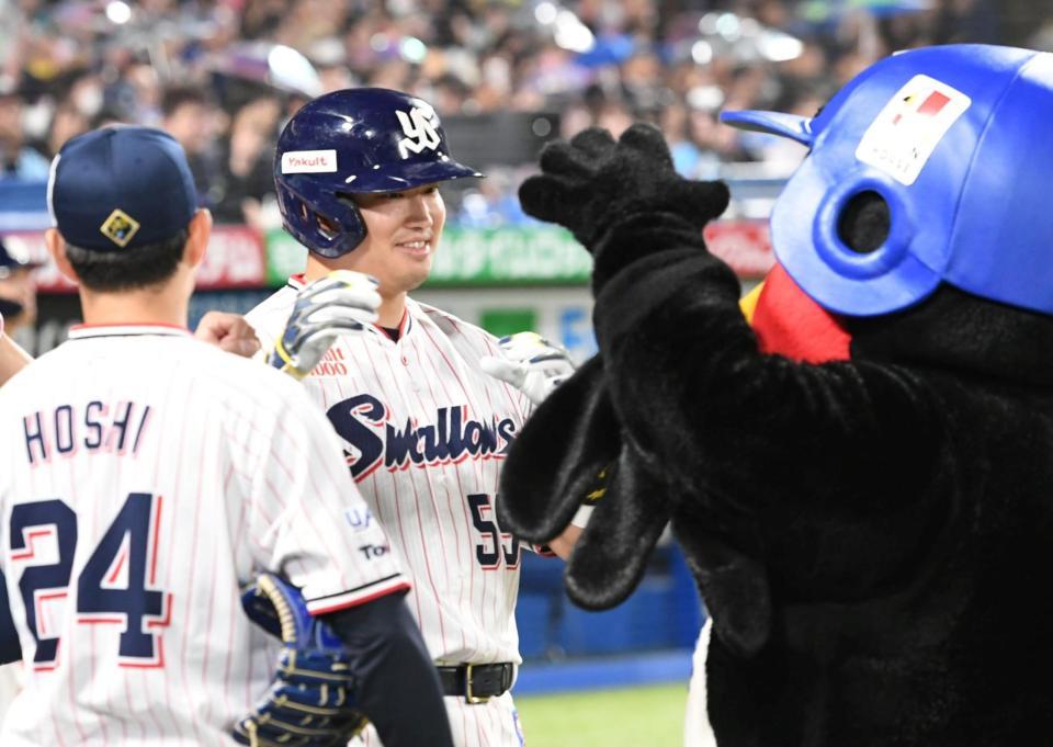 　６回、村上は右中間に通算１９９号となる２ランを放つ（撮影・佐藤厚）