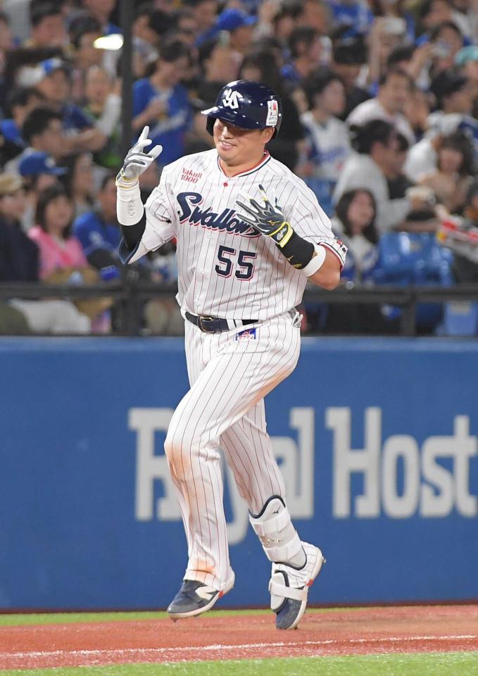 　６回、村上は右中間に通算１９９号となる２ランを放つ（撮影・佐藤厚）