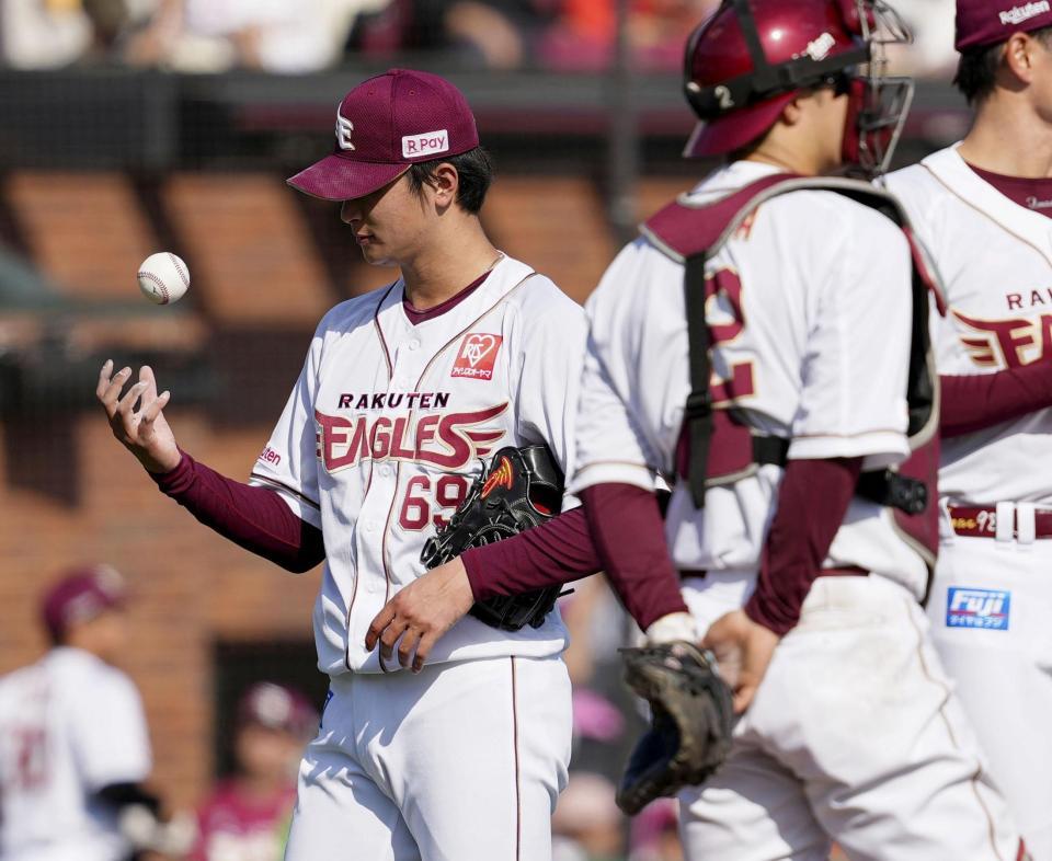 　８回、先制を許し、投手交代を告げられた内