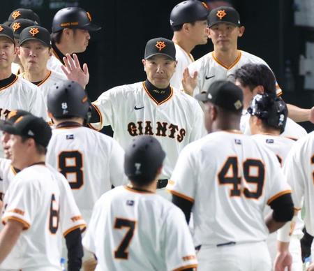 　阪神に連勝しナインを迎える阿部監督（撮影・金田祐二）
