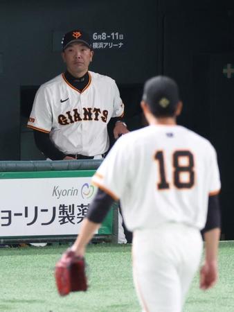 　菅野が好投も打線が奮わず厳しい表情の阿部監督（撮影・金田祐二）