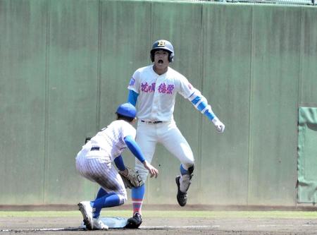 　６回に右中間三塁打を放ちほえる花咲徳栄・石塚裕惺