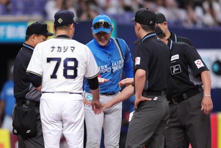　メンバー表の交換で、審判団と手を合わせる中嶋監督（７８）と新庄監督（撮影・坂部計介）