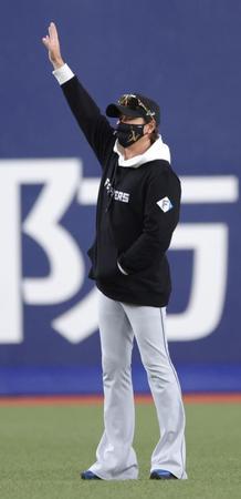 　練習を見つめる新庄監督（撮影・坂部計介）
