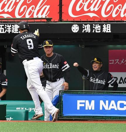 　生還した柳田悠岐（左端）を出迎える小久保監督（右端）＝撮影・持木克友