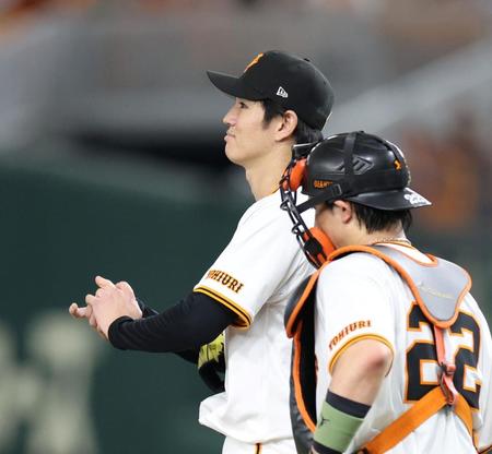 　５回、マウンドに集まる高橋礼（左）と小林（撮影・中田匡峻）