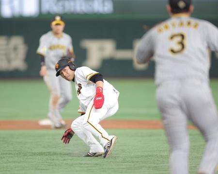 　７回、一走・増田大が飛び出してアウトになる（撮影・西岡正）