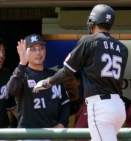 　１回、角中の先制犠飛で生還した三走・岡（右）を迎える吉井監督