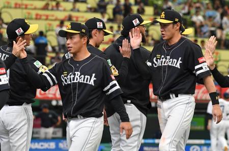 　ハイタッチを交わす柳田悠岐（右）＝撮影・持木克友