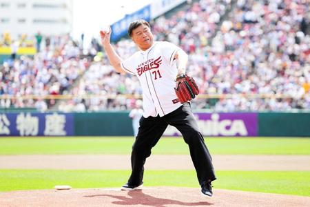 　始球式を行った夢グループの石田重廣社長（楽天野球団提供）