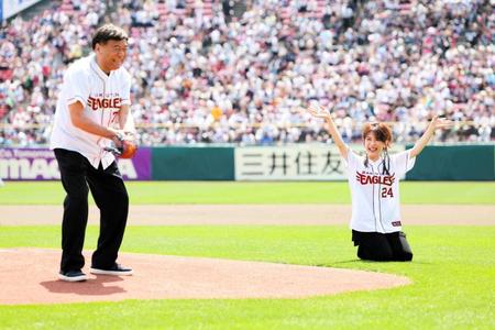 　始球式に登場した夢グループの石田重廣社長（左）と保科有里（楽天野球団提供）