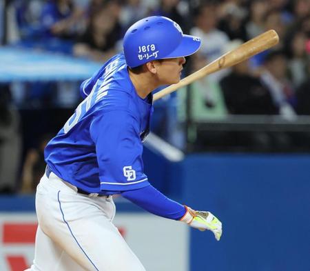 　４回、左中間に先制ソロを放つ石川昂（撮影・吉澤敬太）