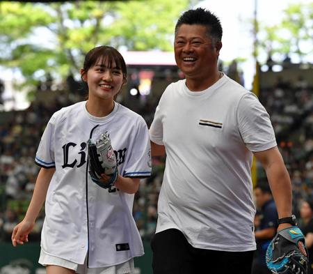 　始球式を務める細川愛倫（左）と捕手を務めた元西武の細川亨氏（撮影・持木克友）