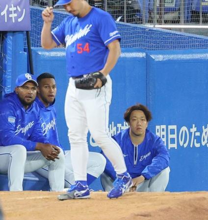 　ブルペンから試合を見つめる柳（右）＝撮影・吉澤敬太