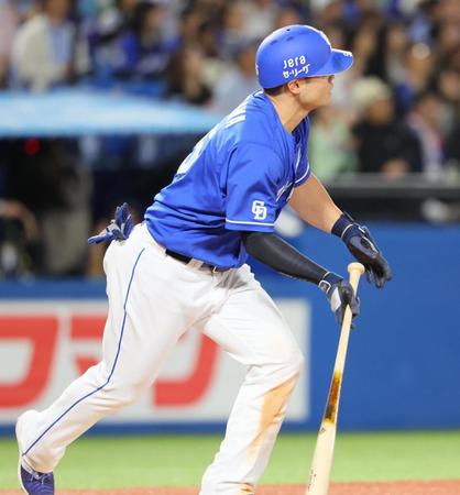 　７回、左中間に３ランを放つ細川（撮影・吉澤敬太）
