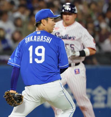 　９回、オスナに２点適時打を浴びた高橋宏。右は生還する村上（撮影・吉澤敬太）