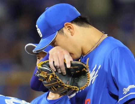 　９回、降板を告げられ顔を拭う高橋宏（撮影・吉澤敬太）