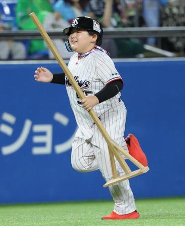 　グラウンド整備をした村上のそっくり君（撮影・吉澤敬太）