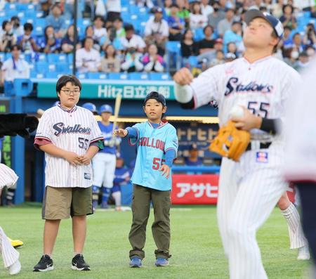 　守備位置につく村上（手前）を送り出す、村上のそっくり君（左）＝撮影・吉澤敬太