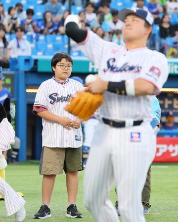 　守備位置につく村上（手前）を送り出す、村上のそっくり君（撮影・吉澤敬太）