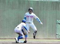 　６回に右中間三塁打を放ちほえる花咲徳栄・石塚裕惺