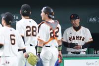 　３回、阪神に先制されうつむく阿部監督（右端）＝撮影・金田祐二