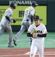 　３回、近本に先制２ランを浴びうつむく高橋礼（撮影・金田祐二）