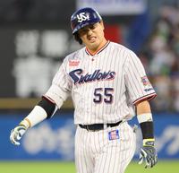 　２回、二ゴロに倒れ顔をしかめる村上（撮影・吉澤敬太）
