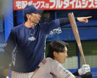 　選手交代を告げる高津監督（撮影・吉澤敬太）