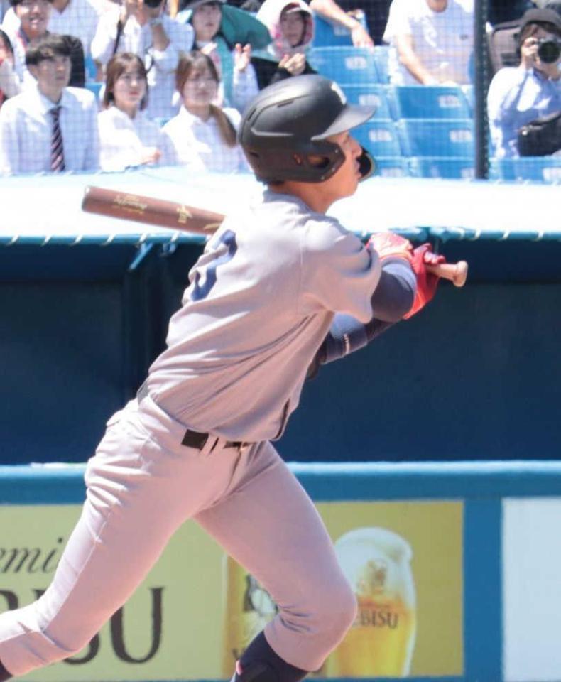 　９回に決勝の適時二塁打を放った慶大・清原