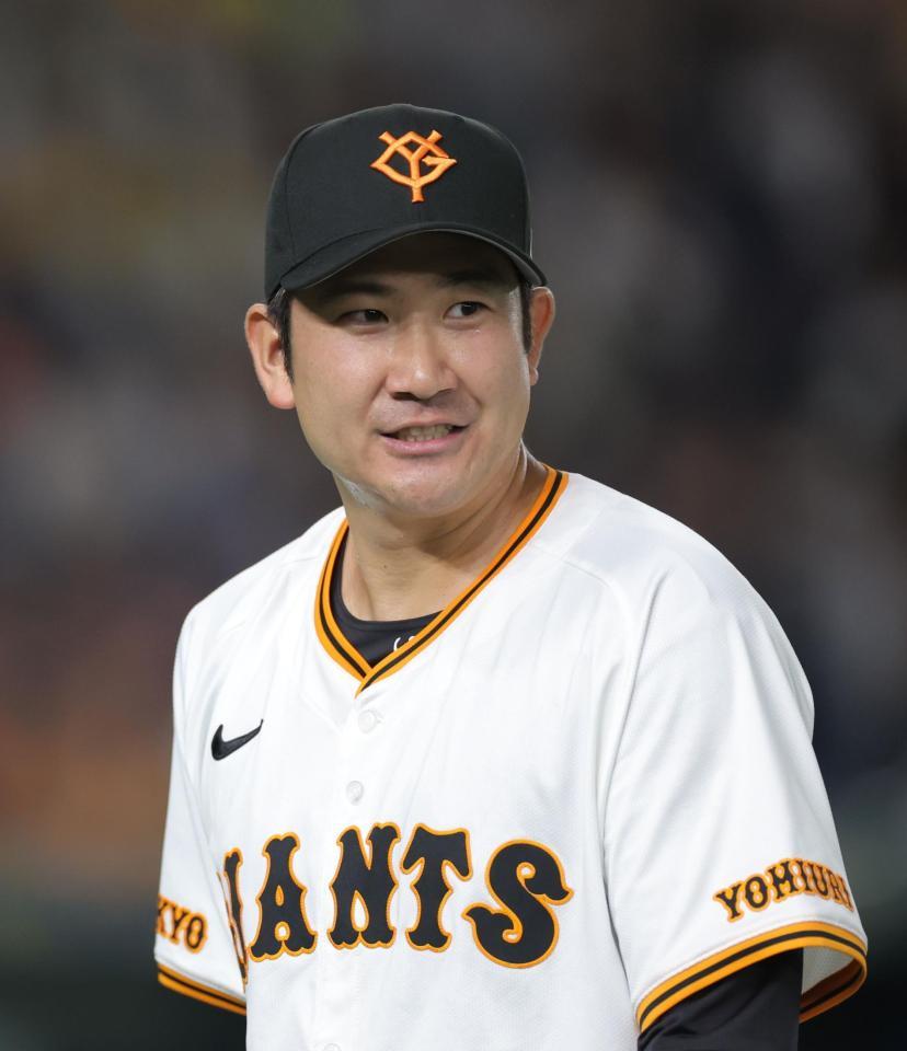　６回を投げ終え、笑顔を浮かべてベンチへ戻る菅野（撮影・西岡正）